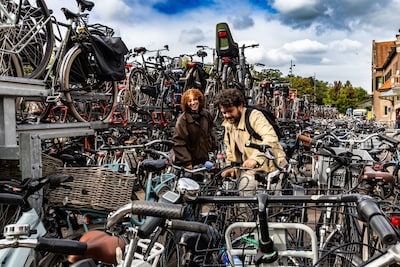 Ergernis over fietsenchaos bij Deventer station (en wat doen de mannen in gele hesjes eigenlijk?)