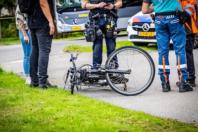Fietsers botsen in Emmen, één gewonde mee naar het ziekenhuis