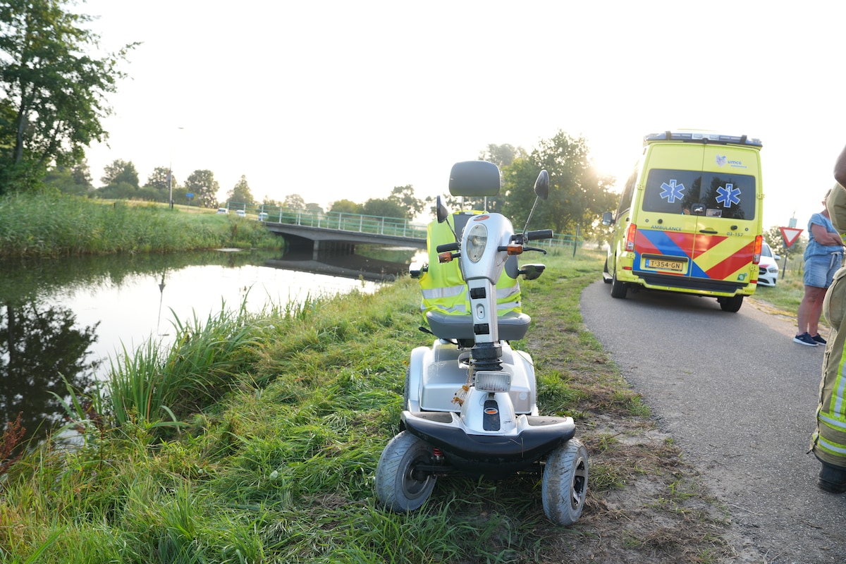 De scootmobiel werd uit het water gevist door de brandweer.