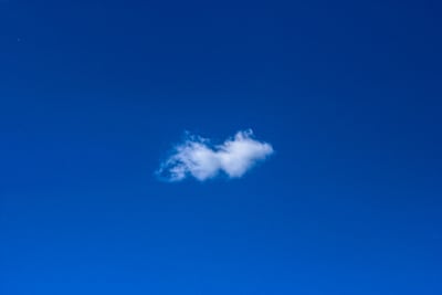 Veel ruimte voor opklaringen met een enkele wolk in Hardenberg in de nacht
