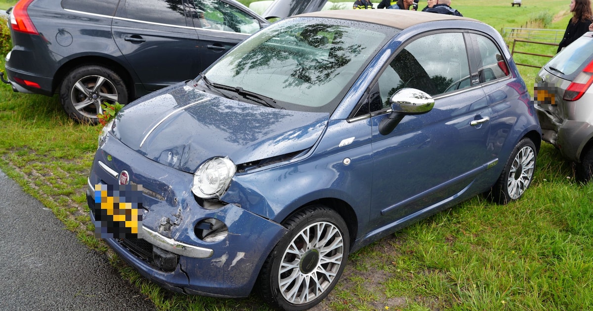 Kapotte lampen, beschadigde bumpers: kettingbotsing met vier auto’s in Giethoorn.