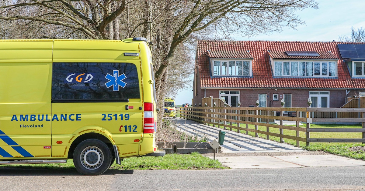 Man valt door het dak van woning in Luttelgeest