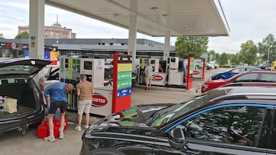 Laatste dag ‘extra goedkope’ benzine zorgt voor stormloop van Nederlanders bij Duitse pompstations