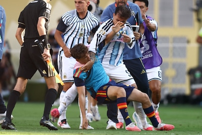 الفيفا يفرض عقوبة قاسية على الأرجنتيني لياندرو باريديس بعد شجار نهائي كأس العالم