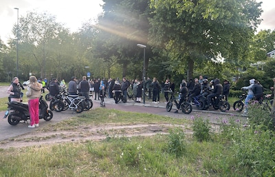 Vierde dag op rij demonstratie tegen noodopvang op rotonde in Apeldoorn