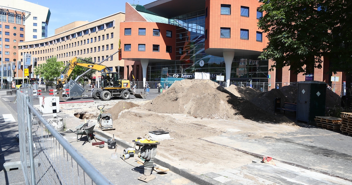 Bouwput op Stationsplein blijft nog even, werkzaamheden lopen vertraging op