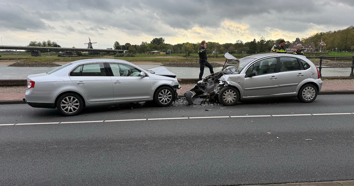 Twee gewonden bij frontale botsing op de Welle in Deventer.