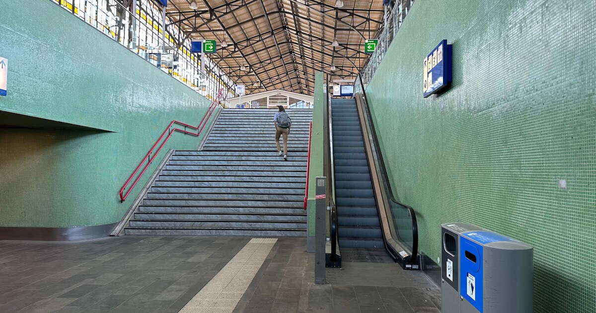 Roltrap op station Hengelo al 1,5 maand defect en dat duurt ook nog wel ...