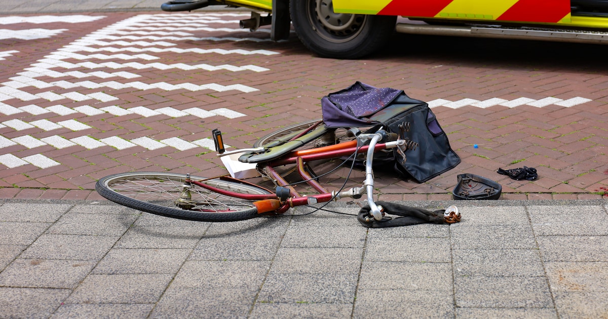 Fietser aangereden op Buikslotermeerplein in Amsterdam, traumahelikopter gealarmeerd