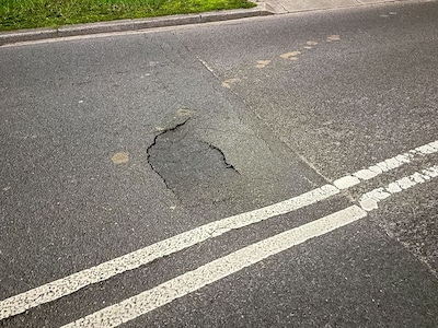 Auto’s stuiteren door gat in wegdek in Apeldoorn: gemeente sluit weg af