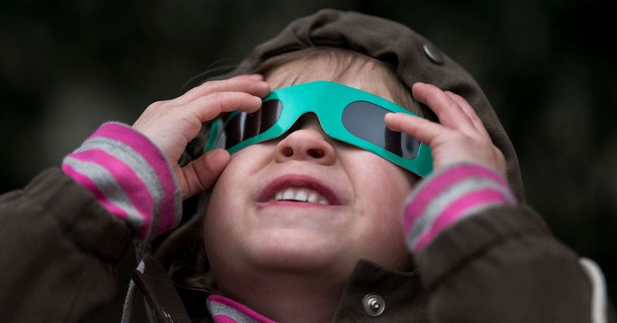 Kijken naar gedeeltelijke zonsverduistering op de Ommermars