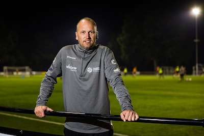 Alleen een rijtje bomen scheidt KCVO en VIOS, nu spelen de buren voor het eerst een echte derby