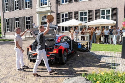 Eén vaatje, drie winnaars en een berg geld: haringparty Rijssen opnieuw goudmijn voor goed doel
