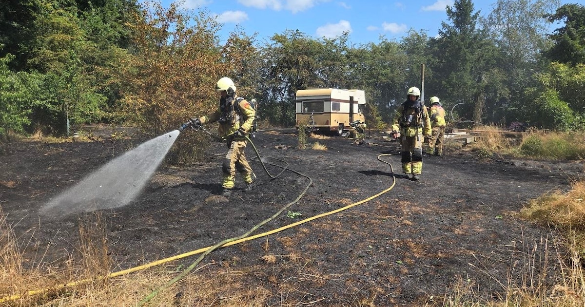 Buurtbewoners voorkomen dat camper verloren gaat bij natuurbrand tussen Heino en Lemelerveld