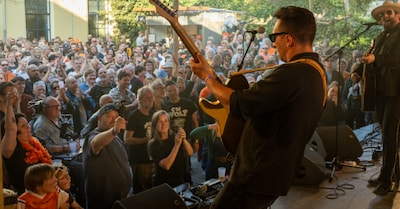 Bij zijn! Dit gratis festival pak je gratis mee tijdens Koningsdag in Deventer