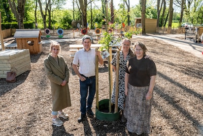 Met de opening van hun speel- en kinderboerderij komt droom van zussen uit: ‘We zijn echt verliefd o