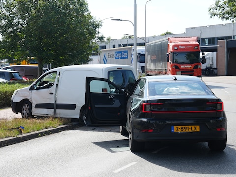 Door een botsing op de Industrieweg in Meppel zijn vrachtwagens verhinderd.