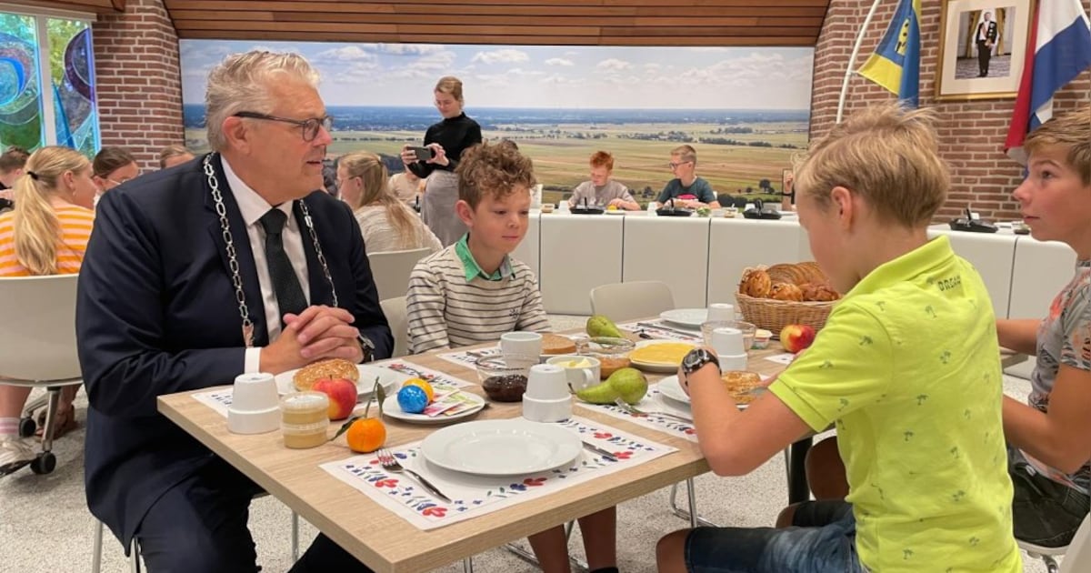 Burgemeester ontbijt met leerlingen in gemeentehuis Staphorst