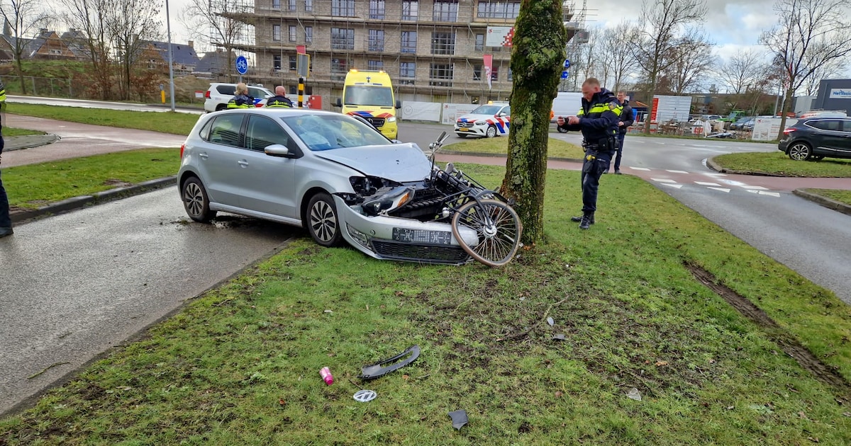 Automobiliste schept fietser in Barneveld en eindigt tegen boom: beiden naar ziekenhuis