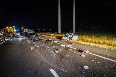 Twee auto’s komen in botsing op A18 bij Doetinchem, snelweg ligt bezaaid met brokstukken