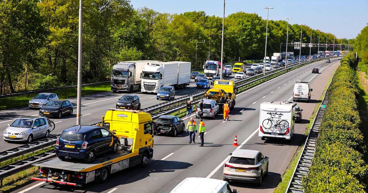A1 dicht richting Amersfoort door ongeluk bij Terschuur
