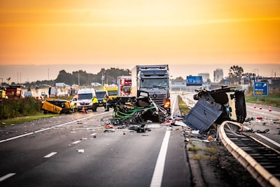 Nog vijf slachtoffers in het ziekenhuis na crash met touringcar op A28, snelweg na 21.00 uur weer ur