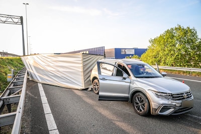 Aanhanger achter auto gekanteld op A1 bij Amersfoort na ongeluk