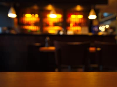 Cafébezoeker krijgt tot bloedens toe stompen in gezicht: politie deelt camerabeelden van verdachte