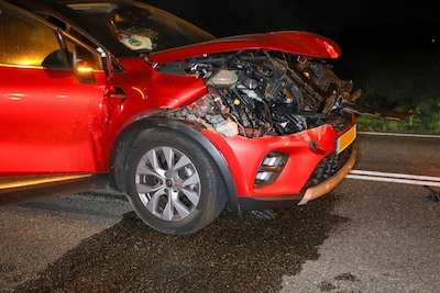 Auto loopt grote schade op na botsing met tractor in Barneveld