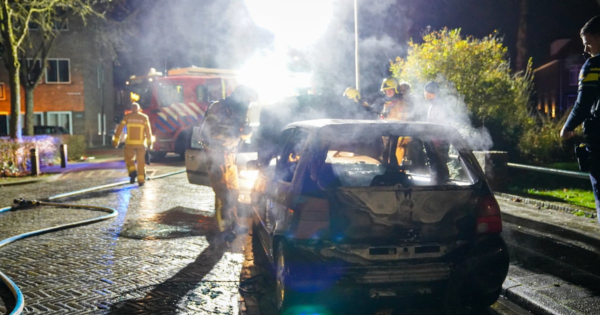 Auto in Zutphen vliegt door onbekende oorzaak in brand en raakt zwaar beschadigd