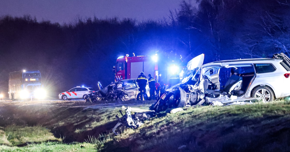 Dode en zwaargewonden bij ernstig ongeluk op Provincialeweg in Drenthe: ‘Een flinke ravage’