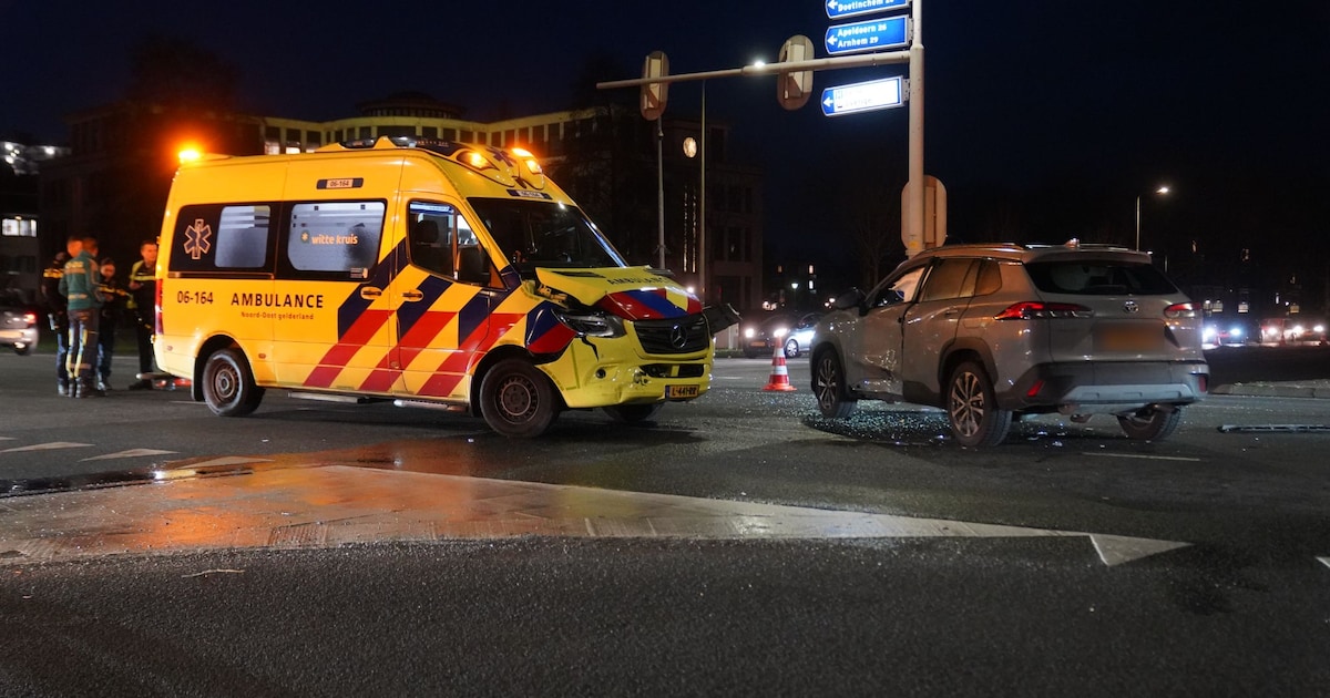 Ongeluk tussen ambulance en auto in Zutphen, automobilist moet naar het ziekenhuis