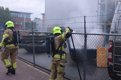 Container bij bedrijfspand in Barneveld vliegt in de fik