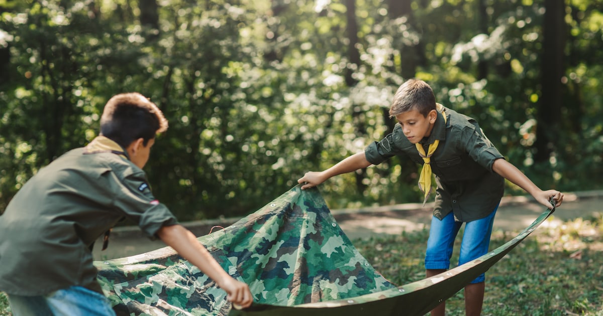 De nachten moesten ze in het bos doorbrengen met een stukje plastic boven hun hoofd