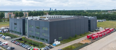 Na grote brand zorgen rijen generatoren weer voor stroom bij datacenter in Almere
