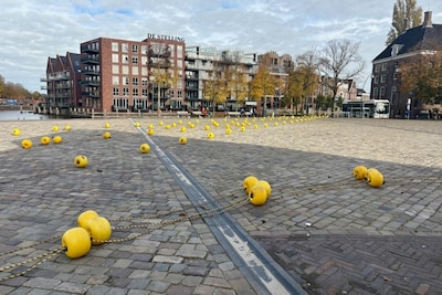 Boeiend gezicht: Rodetorenplein in Zwolle overspoeld met gele boeien