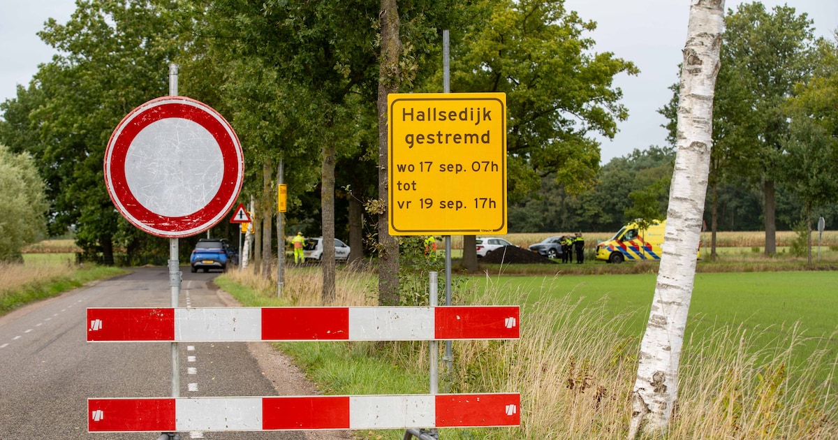 Verkeersregelaar gewond na botsing met auto op afgesloten kruising bij Brummen