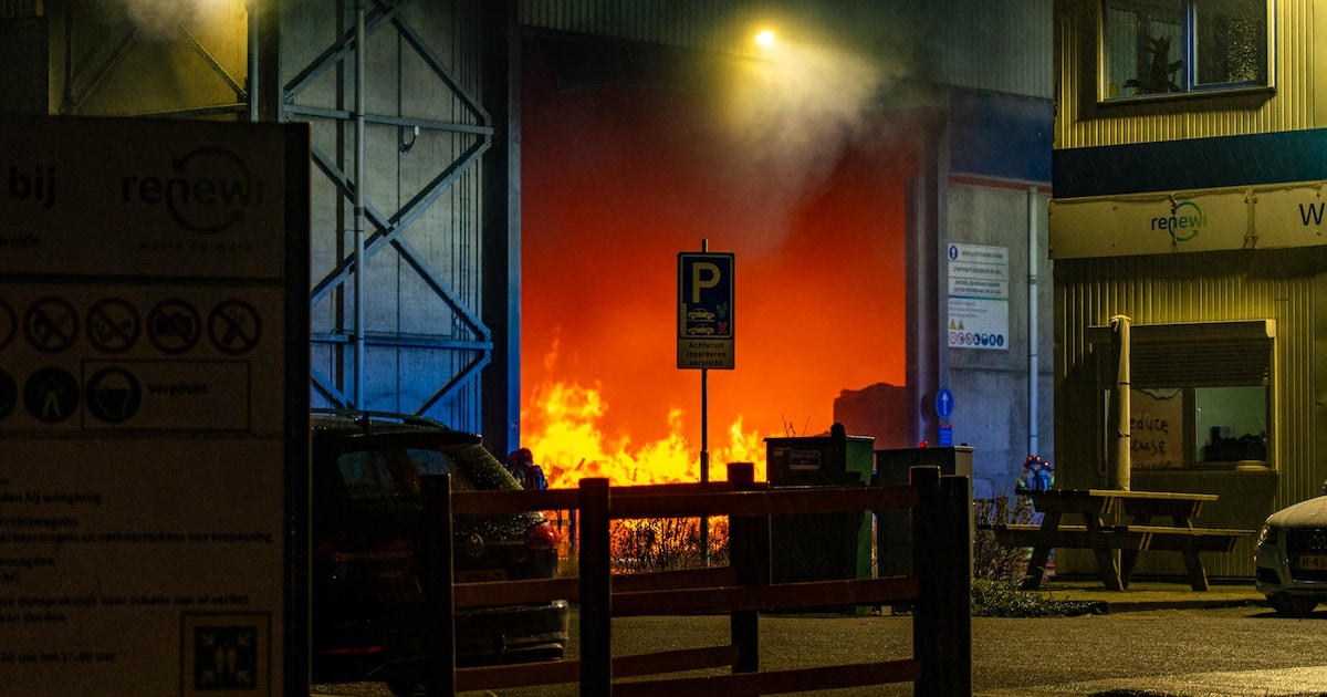Afvalberg vliegt in brand in pand in Zeewolde, mogelijk veroorzaakt door batterij