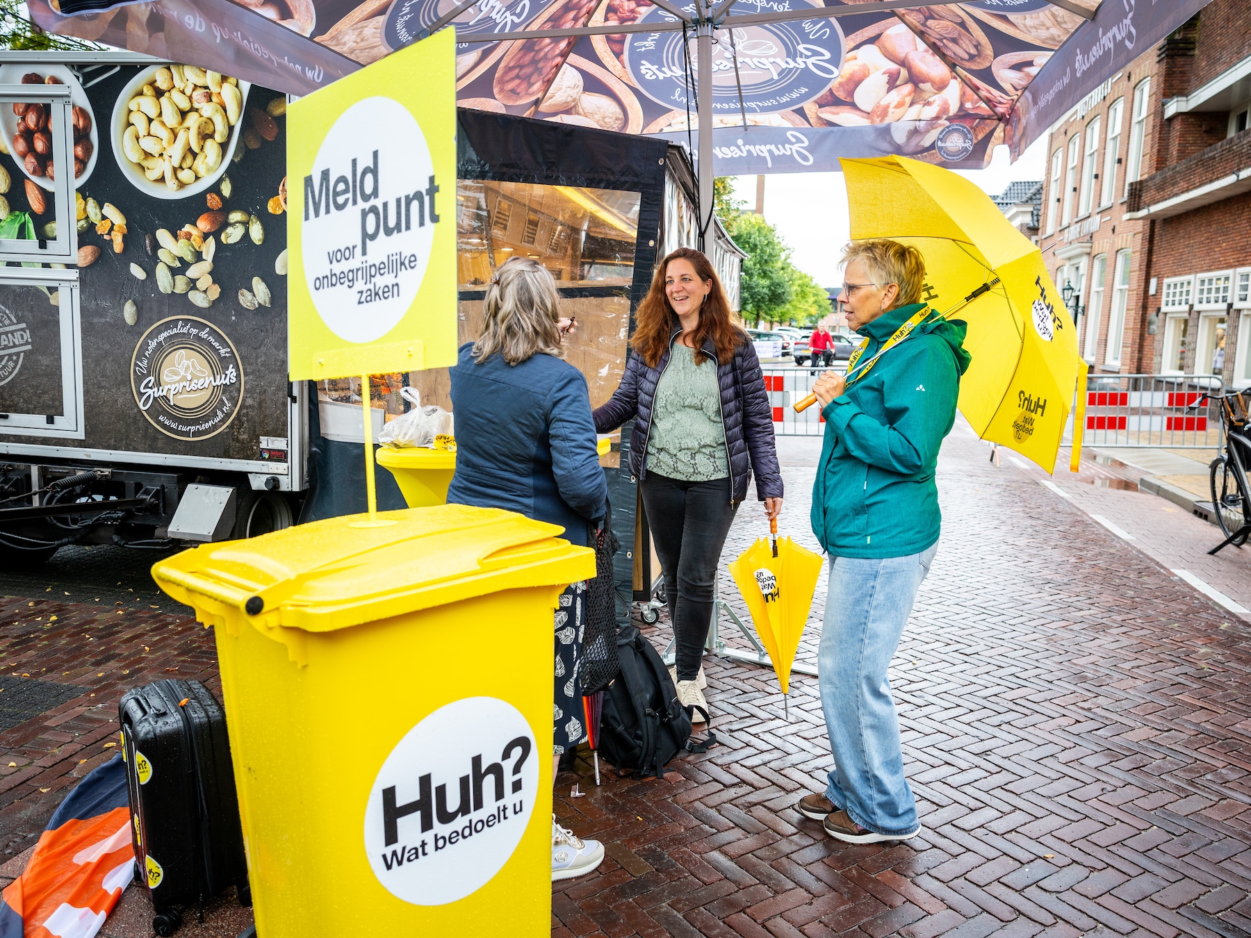 Wat staat daar nou?! Bij deze kraam komen inwoners met onbegrijpelijke post: ‘Gemeenten zijn hardleers’