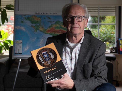 Ben Nijboer met zijn nieuwe boek ‘Vertel!’.