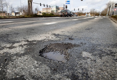 Rijstroken dicht, wegen gesloten: dit is wat je moet weten over vorstschade