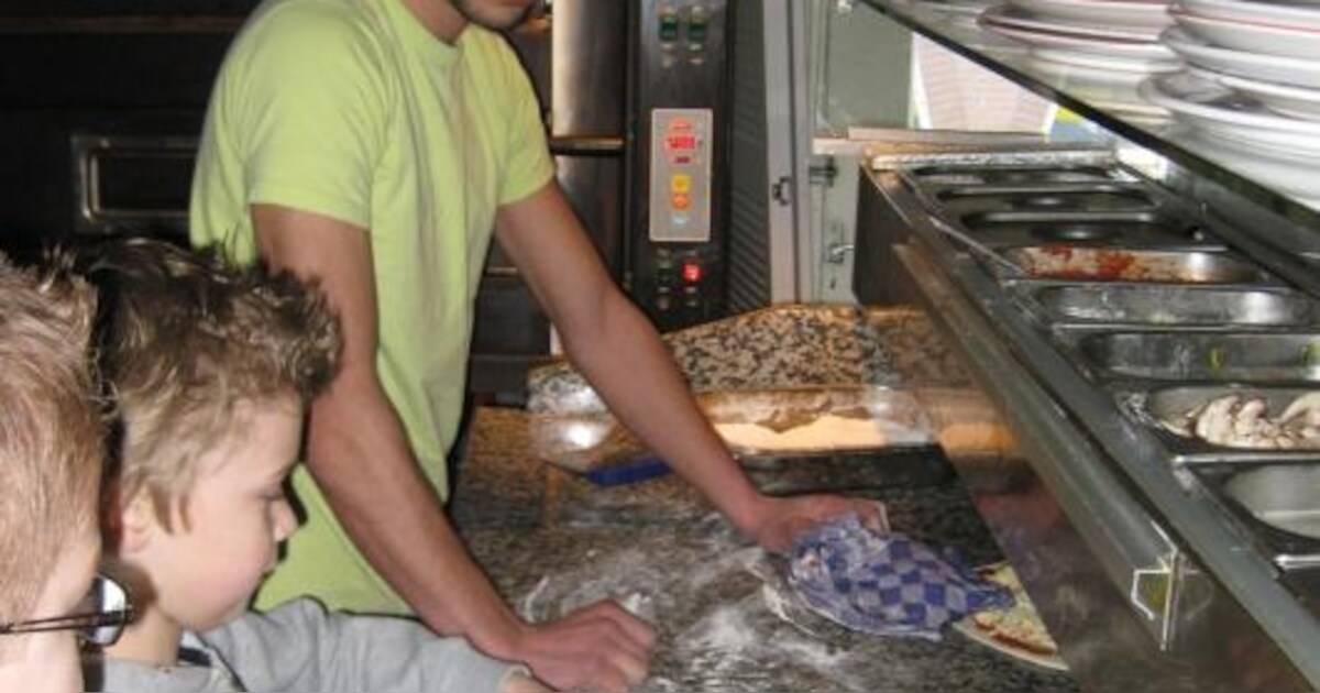 Pizza's bakken op landenproject De Triangel