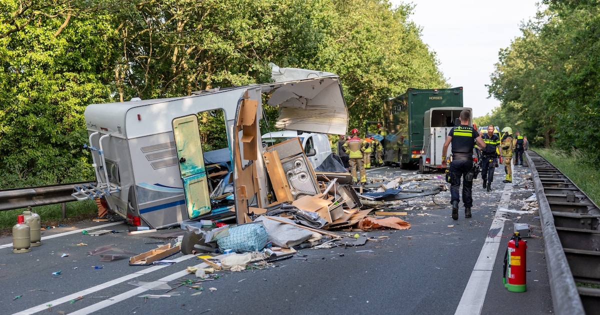 Harde crash op N36: caravan volledig vernield bij botsing met vrachtwagen.