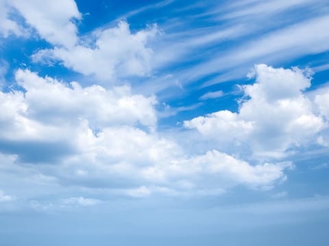 Wolken en opklaringen in Raalte in de ochtend