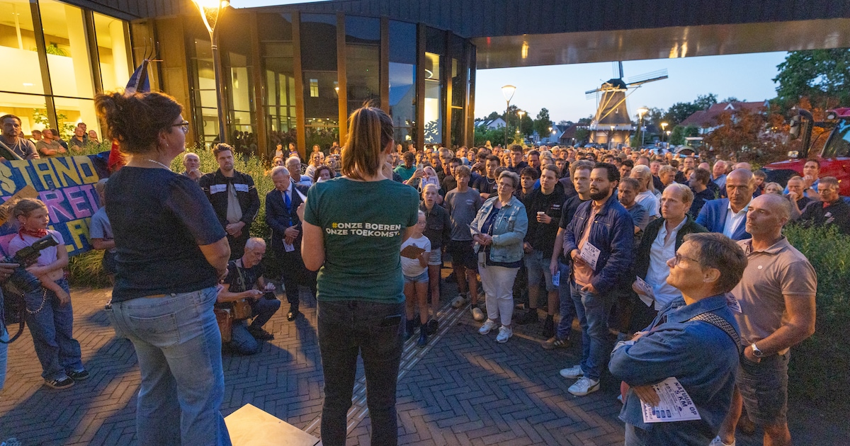 Honderden trekkers in Ommen, Hardenberg en Dalfsen: boeren overhandigen brief met stikstofzorgen