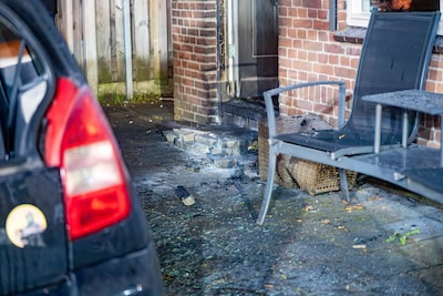 Geparkeerde auto en voordeur zwaar beschadigd door brandbom 