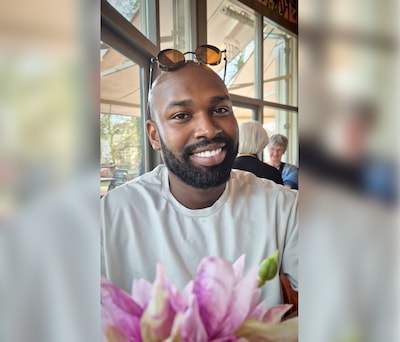 Shumar (29) hielp iedereen in het azc, ook toen hij zelf worstelde: 'Hij lachte verdriet letterlijk 