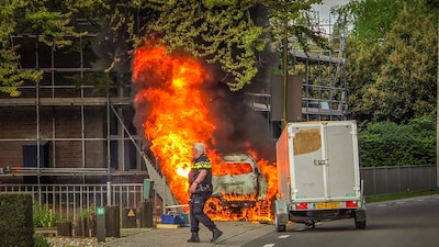 Bestuurder ontsnapt uit brandende auto na ongeval in Zelhem