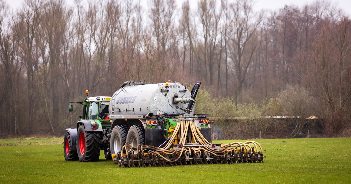 De boer gebruikt geen bonnetjes, alles staat op notitieblokjes. Hij schrikt zich rot van de boete