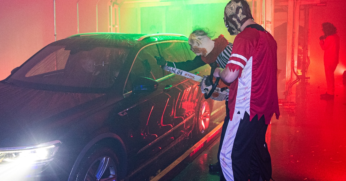 Zombies met kettingzagen jagen automobilisten de stuipen op het lijf in deze horrorwasstraat